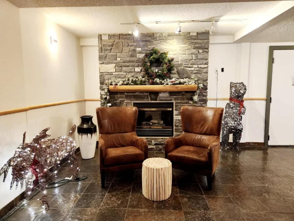 W118 New! Central Canmore- Light Industrial Hotel Room Eksteriør billede