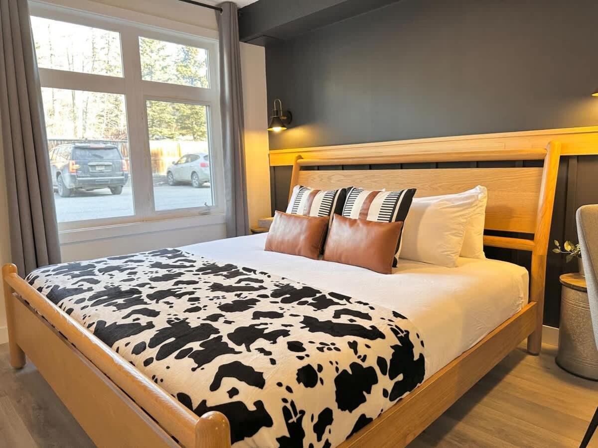W118 New! Central Canmore- Light Industrial Hotel Room Eksteriør billede